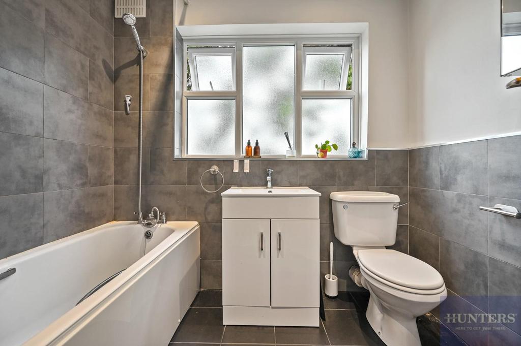 BCHUNTB - Flat 6, Raleigh House - Bathroom (4).jpg