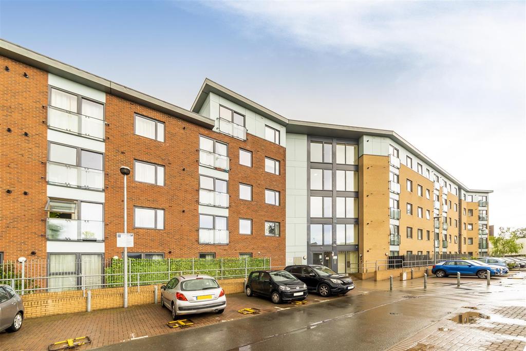 Phoenix House, Bath Road, Hounslow 2 bed flat for sale £325,000