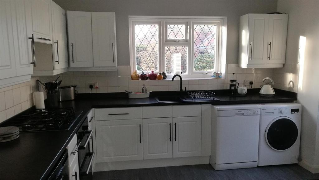 Harmsworth Gardens, Broadstairs 3 bed detached bungalow £1,400 pcm (£