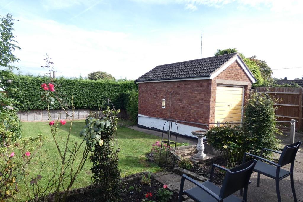 Hillmorton Road, Four Oaks, Sutton... 3 bed semidetached bungalow £
