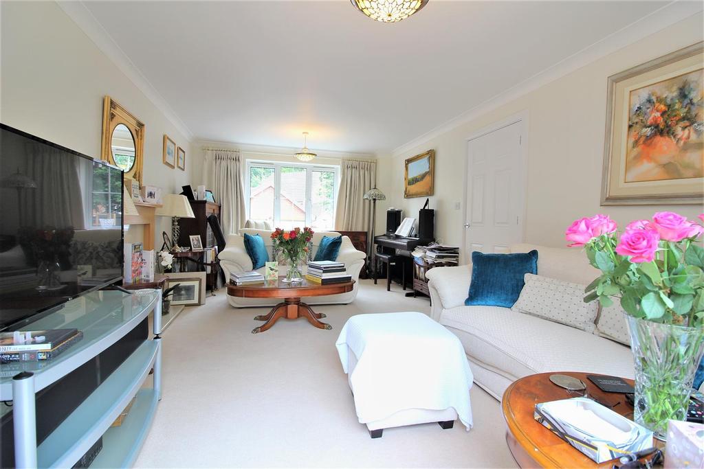 Sweet Bay Crescent, Godinton 4 bed detached house £550,000