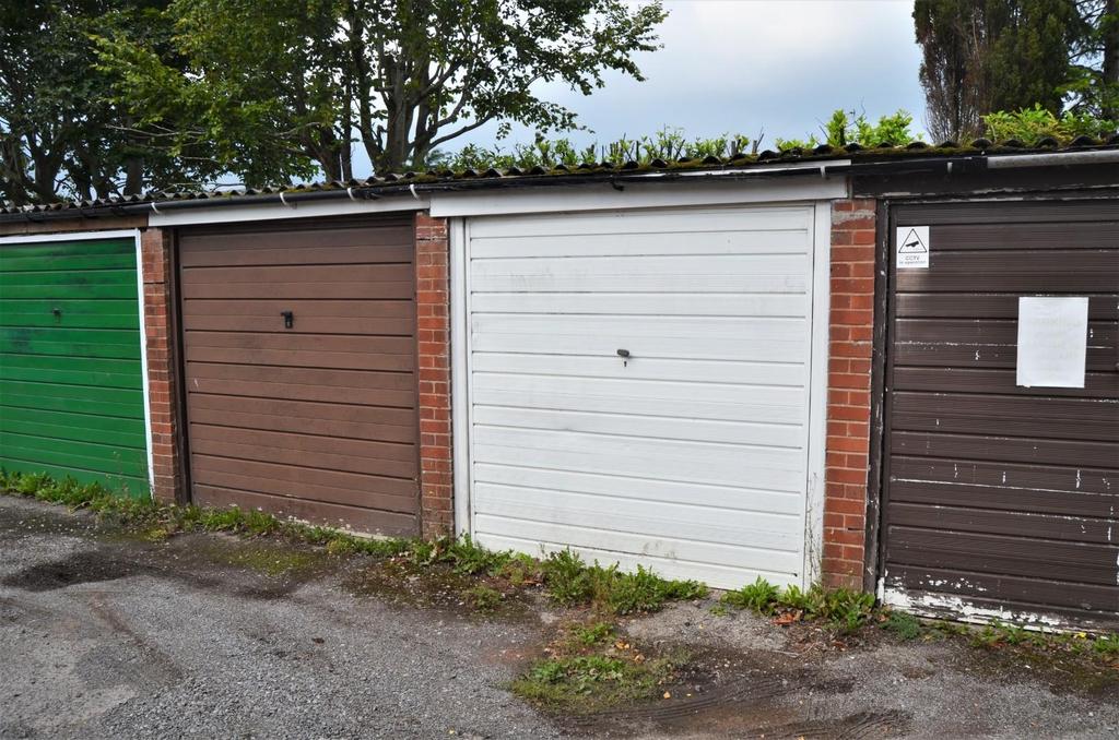 Sandyfields Road, Sedgley 2 bed flat £140,000