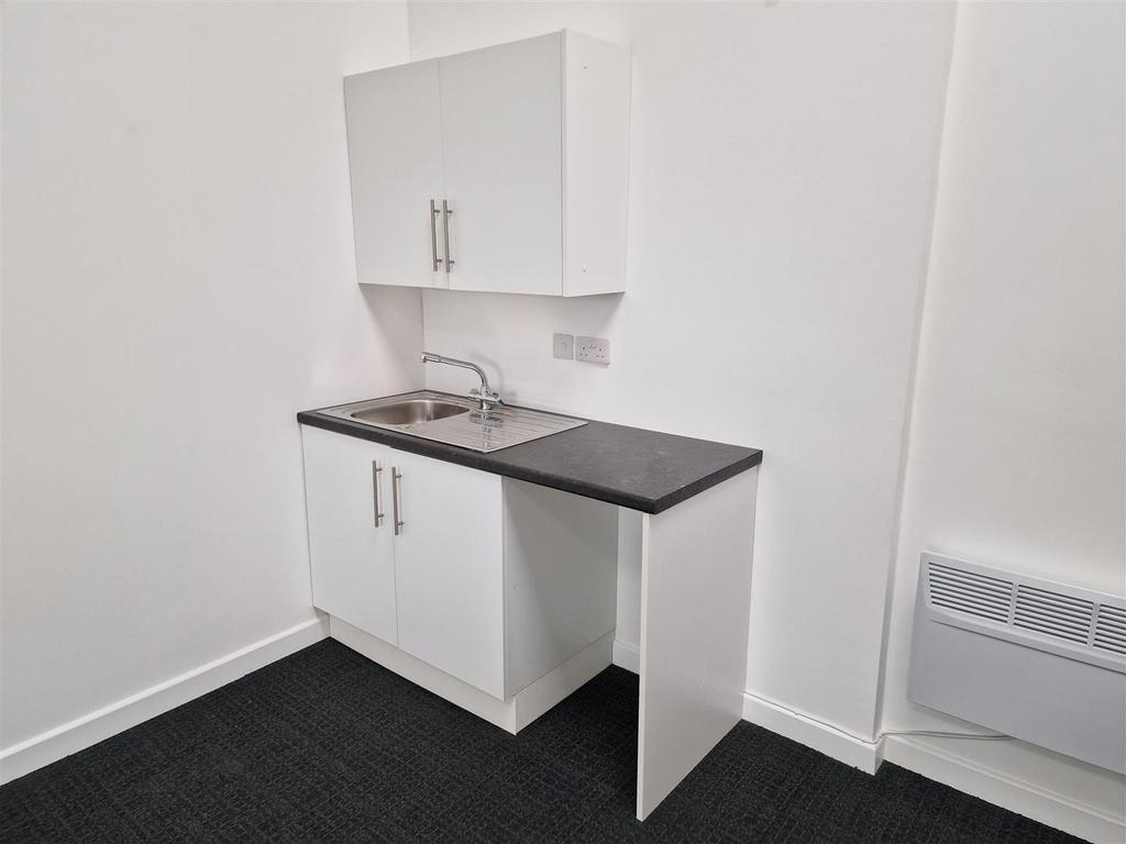 Priory Industrial Estate Tetbury GL8 Property £466 pcm (£108 pw)