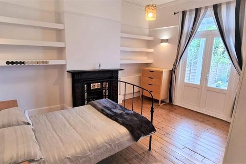 3 bedroom maisonette for sale, Sylvan Avenue, London