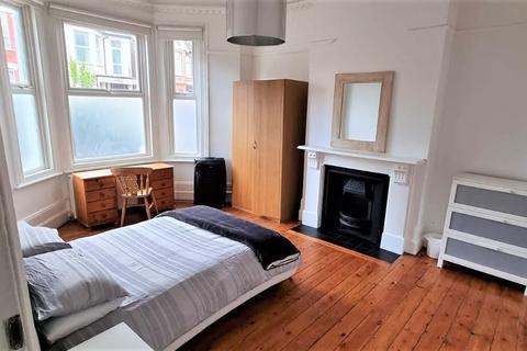 3 bedroom maisonette for sale, Sylvan Avenue, London