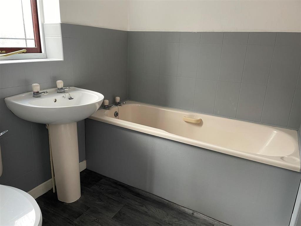 Bathroom 2.jpg