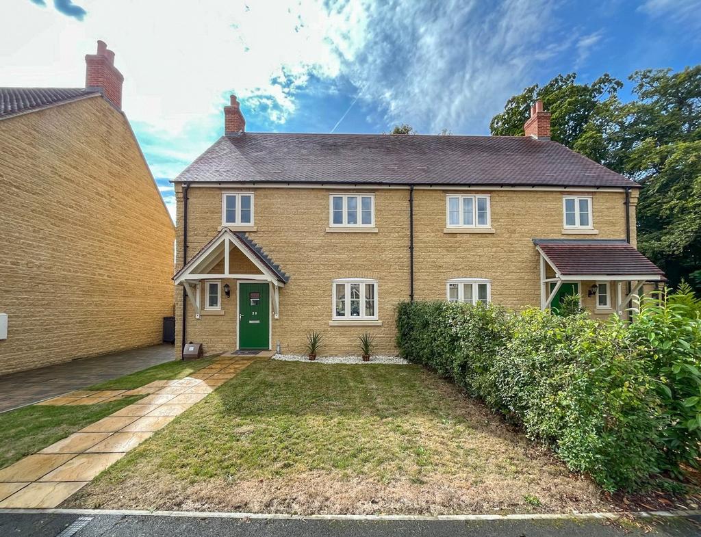 Marriott Close, Wootton, Woodstock... 3 bed semidetached house £