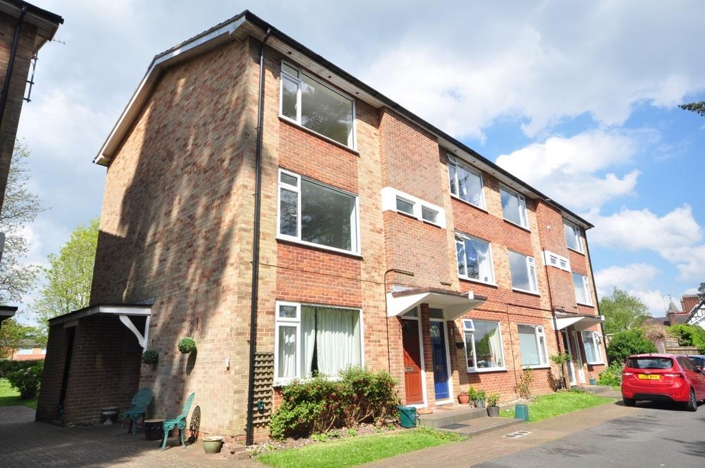 Tupwood Lane, Caterham, CR3 2 bed apartment £1,250 pcm (£288 pw)