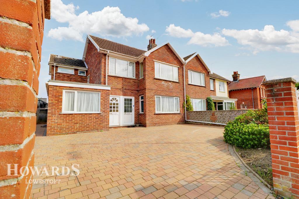 Corton Road, Lowestoft 2 bed apartment for sale £200,000