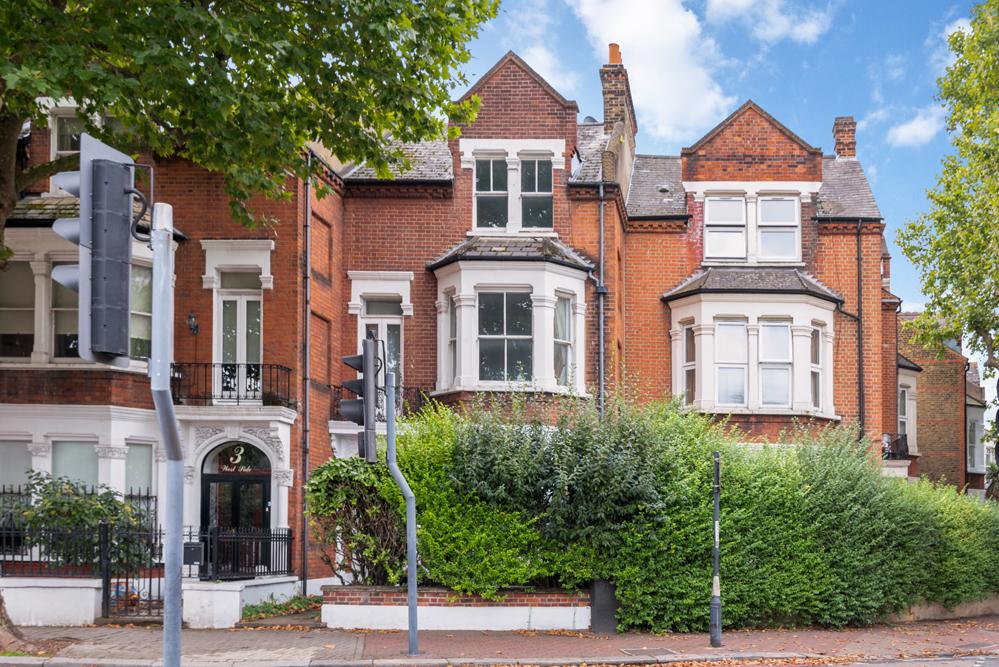 Wandsworth Common West Side... 2 bed flat £2,200 pcm (£508 pw)
