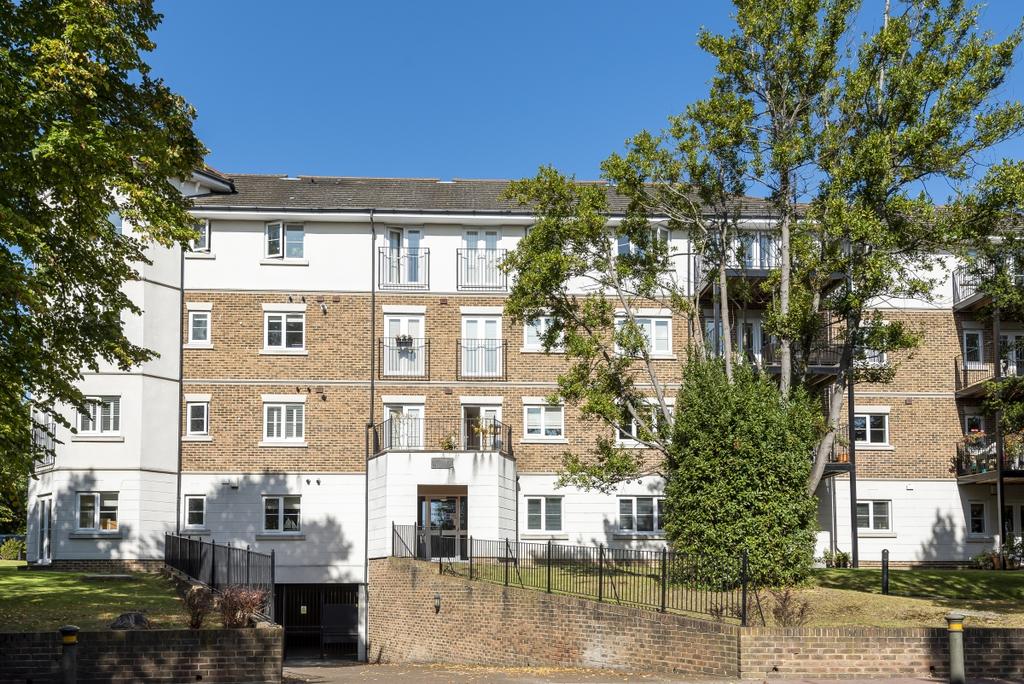Westmoreland Road Bromley BR2 3 bed flat £2,000 pcm (£462 pw)