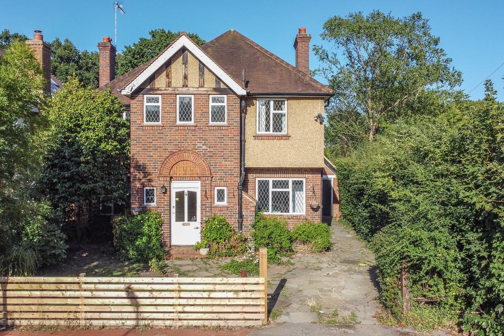 Dalmore Avenue, Claygate, KT10 3 bed detached house for sale £1,195,000