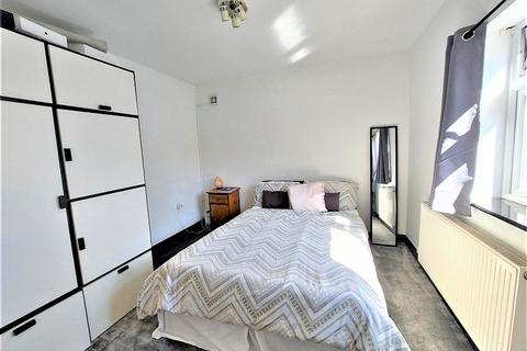 2 bedroom ground floor flat to rent - Mulberry Way, Barkingside IG6 1EU