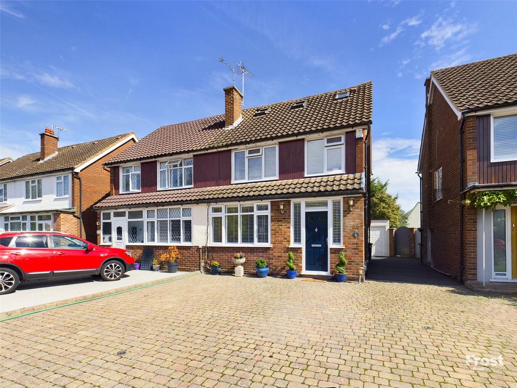 Lynegrove Avenue, Ashford, Surrey, TW15 4 bed semidetached house for
