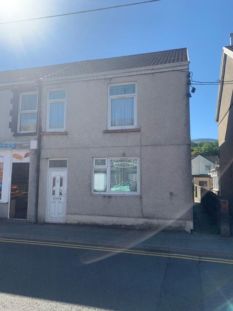 34 High Street, Glynneath, Neath Port... 4 bed flat £82,000