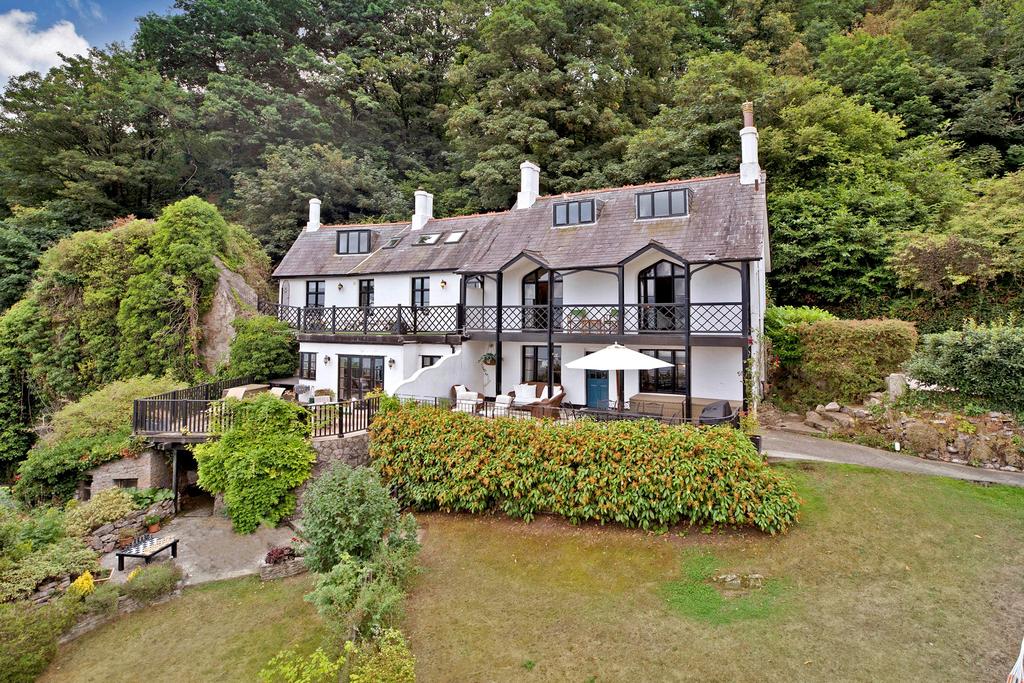 Cove Cottage, Beach Road, Devon, TQ1 3LX 3 bed end of
