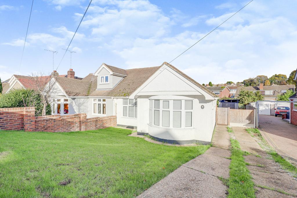 Cotswold Avenue, Rayleigh, SS6 2 bed semidetached bungalow £425,000