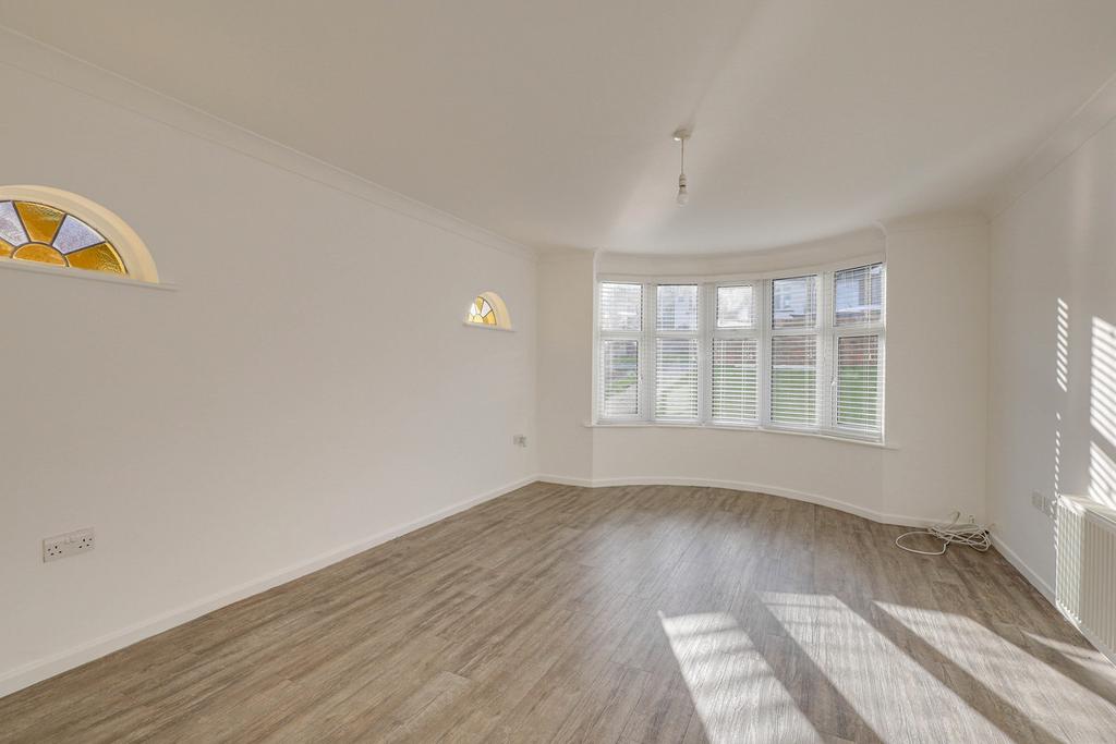 Cotswold Avenue, Rayleigh, SS6 2 bed semidetached bungalow £400,000