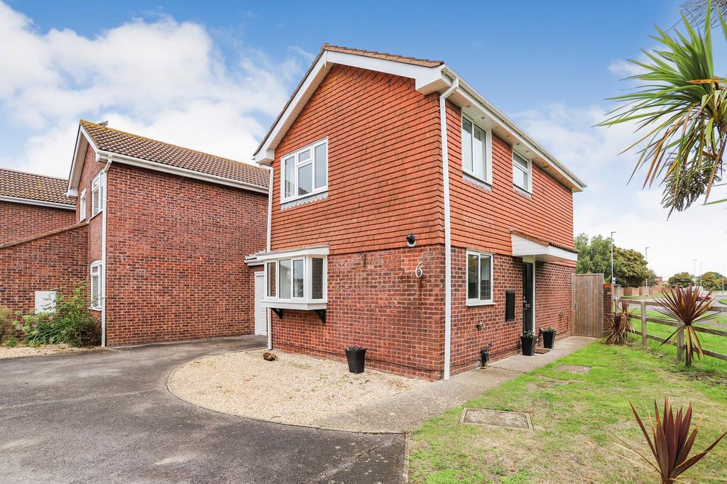 Viscount Drive, Mudeford, Dorset.... 3 bed detached house £1,495 pcm (£345 pw)