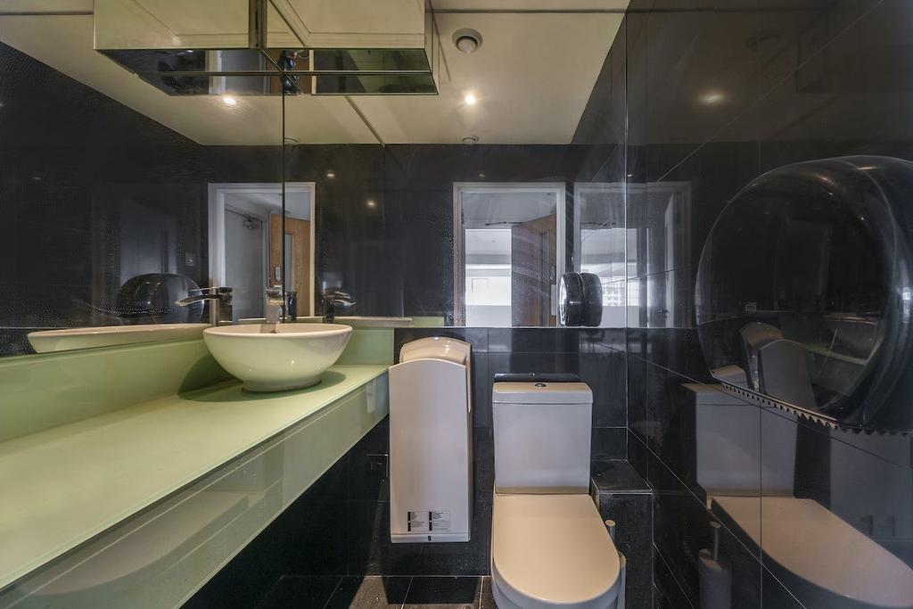 Bathroom 1.jpg