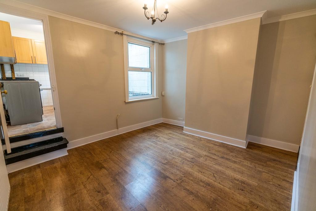 Cavendish Road, Rochester, Kent, ME1 2 bed terraced house £1,195 pcm