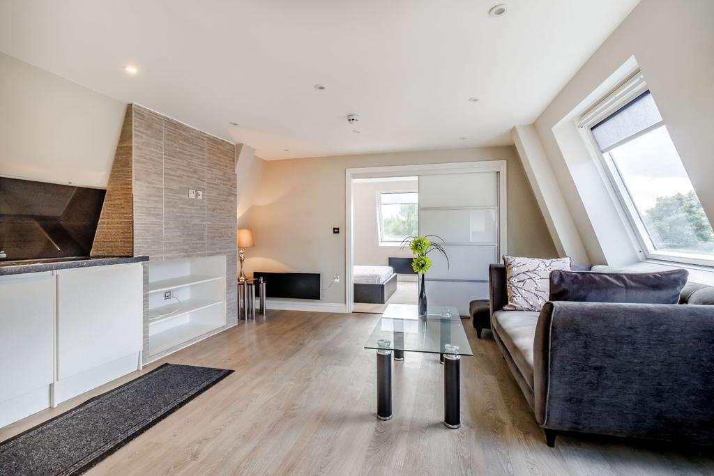High Street, Rickmansworth, WD3 1 bed flat £279,995