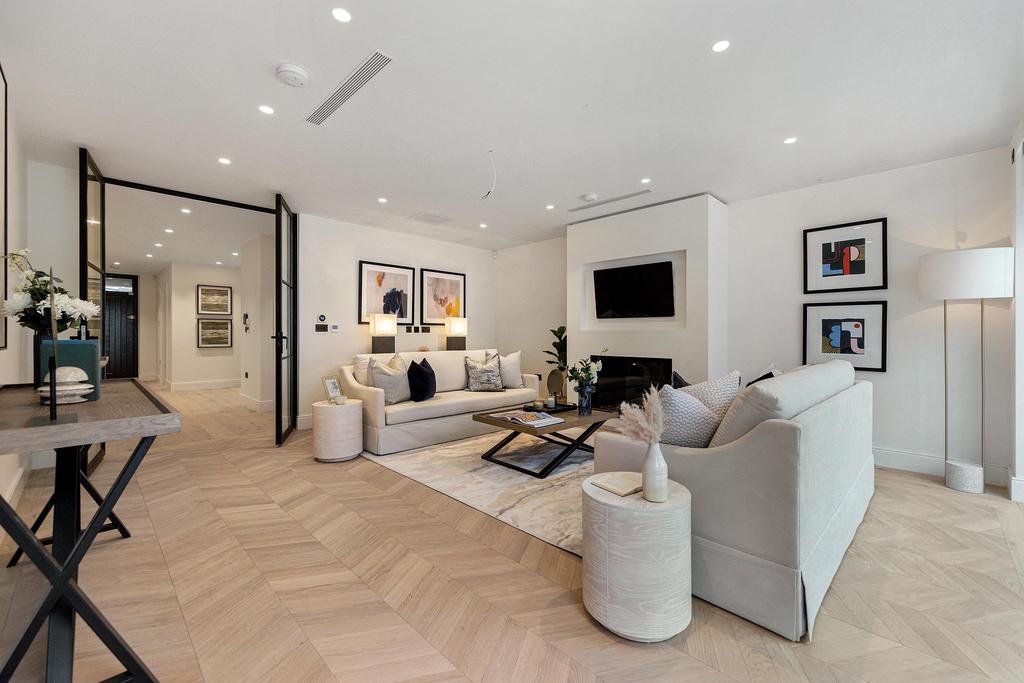 Barclay Road, Fulham, London, SW6 Townhouse £9,750 pcm (£2,250 pw)