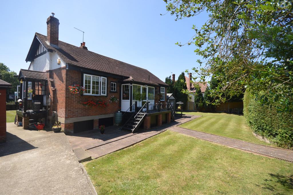 Chertsey Road, Shepperton TW17 3 bed detached house for sale £850,000