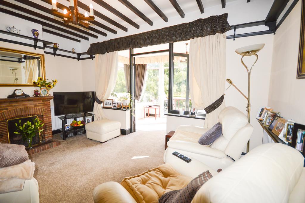 Chertsey Road, Shepperton TW17 3 bed detached house for sale £850,000