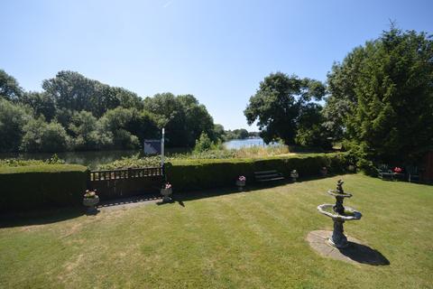 3 bedroom detached house for sale, Chertsey Road, Shepperton TW17