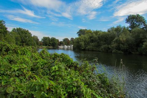 3 bedroom detached house for sale, Chertsey Road, Shepperton TW17