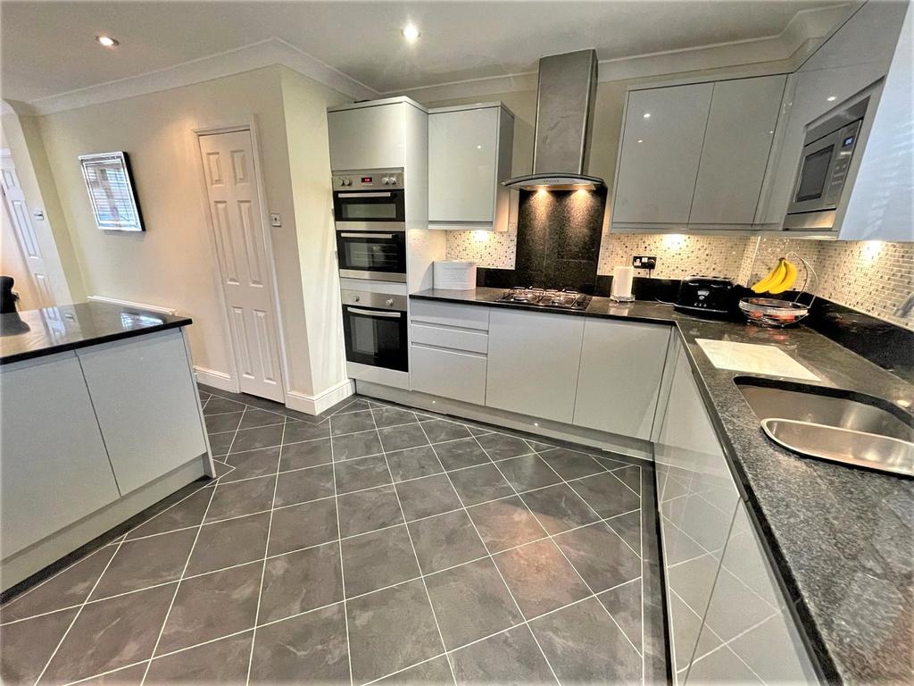 Duchess Close, Rochester, Kent 5 bed detached house £575,000