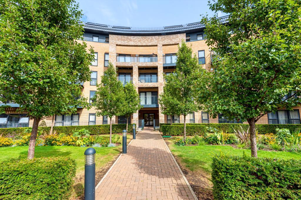 Stanmore, Middlesex, HA7 3 bed flat for sale £739,950