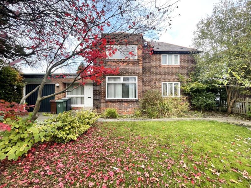 WEST PARADE, WEST PARK, LEEDS, LS16 5AZ 4 bed detached house £1,500