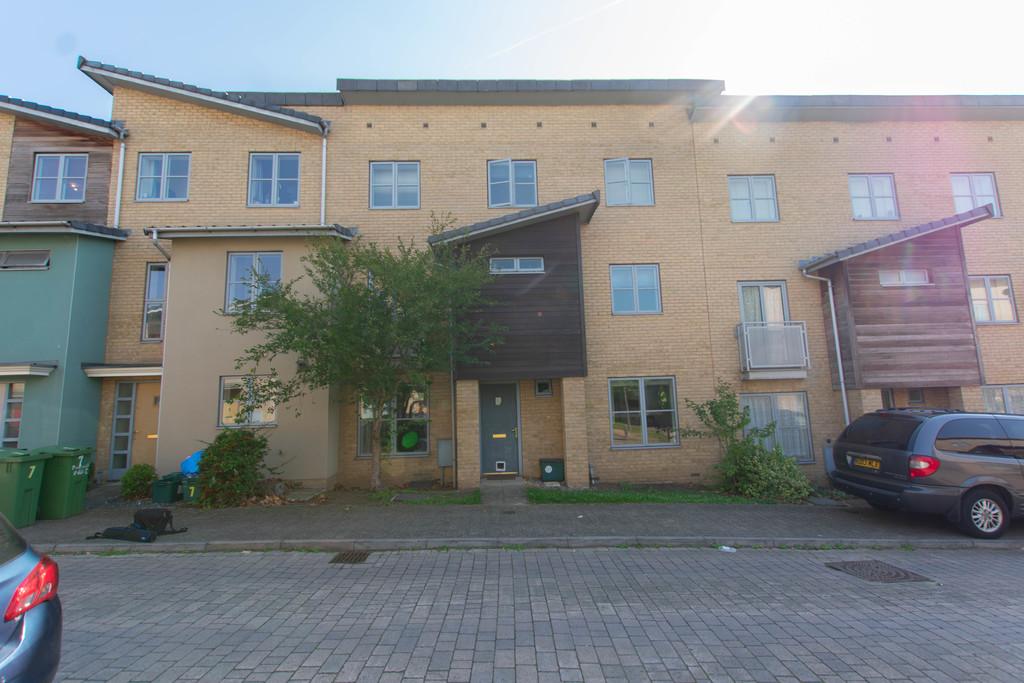 Pinewood Drive, Cheltenham GL51 0GH 5 bed townhouse £2,250 pcm (£519 pw)