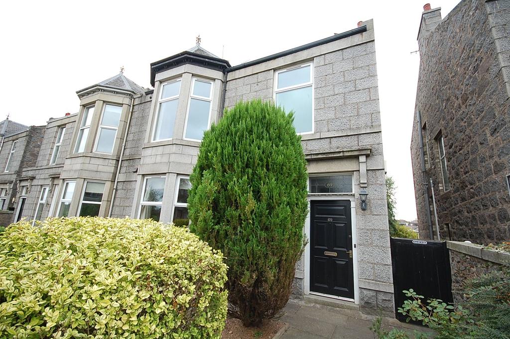 Cromwell Road, West End, Aberdeen, AB15 3 bed flat £1,200 pcm (£277 pw)