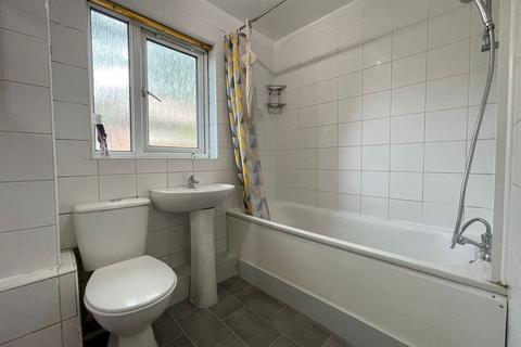 2 bedroom flat for sale, Pavilion Way, Edgware, HA8