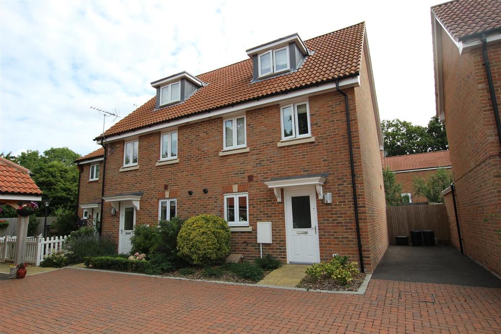 Orchard Close, Burgess Hill, RH15 3 bed semidetached house £1,650