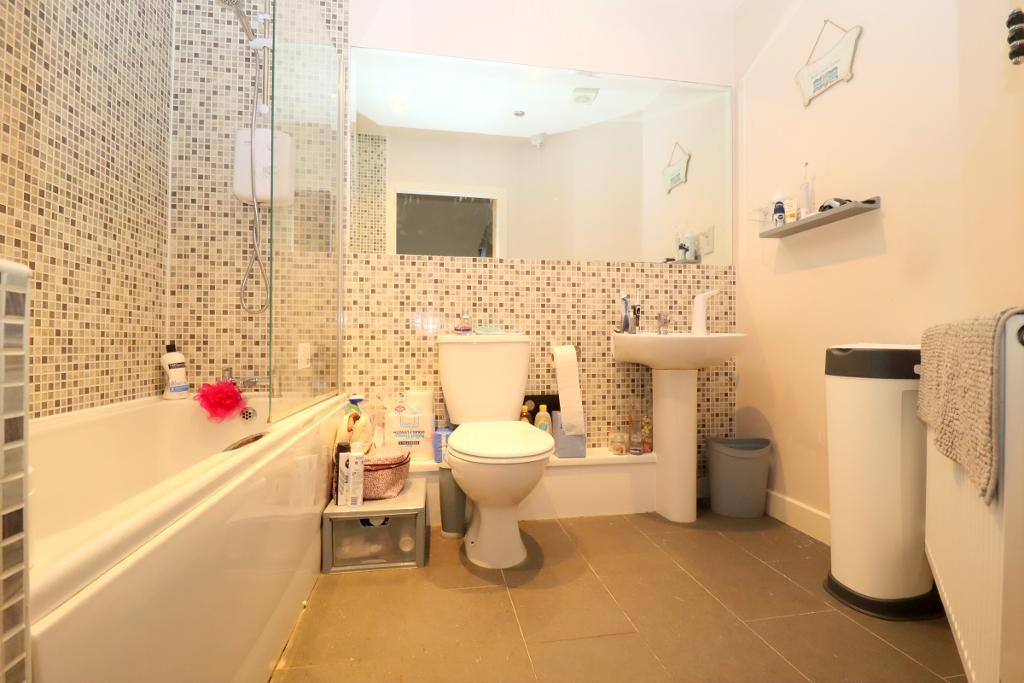 Vauxhall Way, Dunstable, Bedfordshire, LU6 1BF 1 bed apartment £167,500