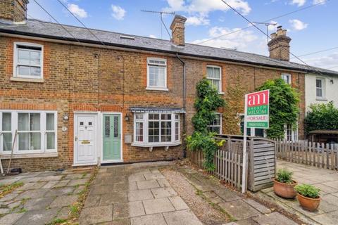 2 bedroom terraced house for sale - Cookham. Close to Station