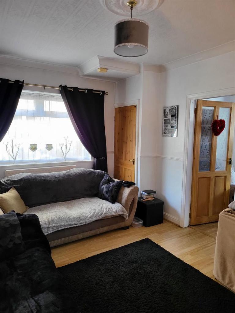 Waite Road, Willenhall 3 bed semidetached house £700 pcm (£162 pw)