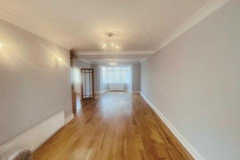 3 bedroom terraced house to rent, Lancing Road, Ilford