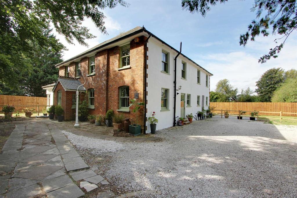 New Road, Weston Turville 5 bed detached house £2,000 pcm (£462 pw)