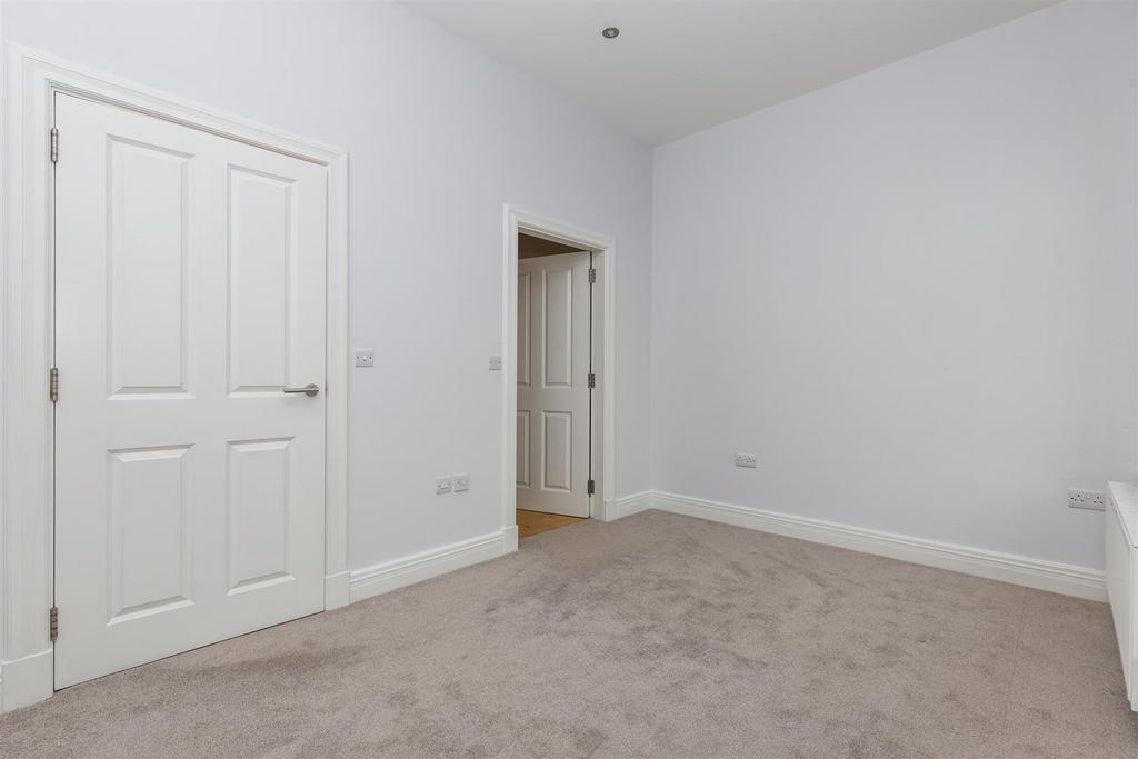 Principal Bedroom (2).jpg