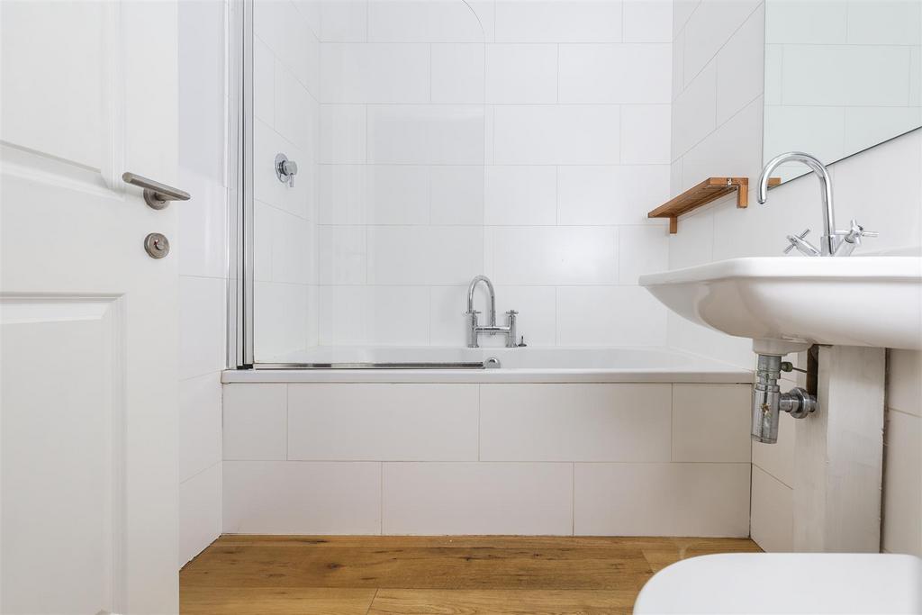 Main bathroom.jpg