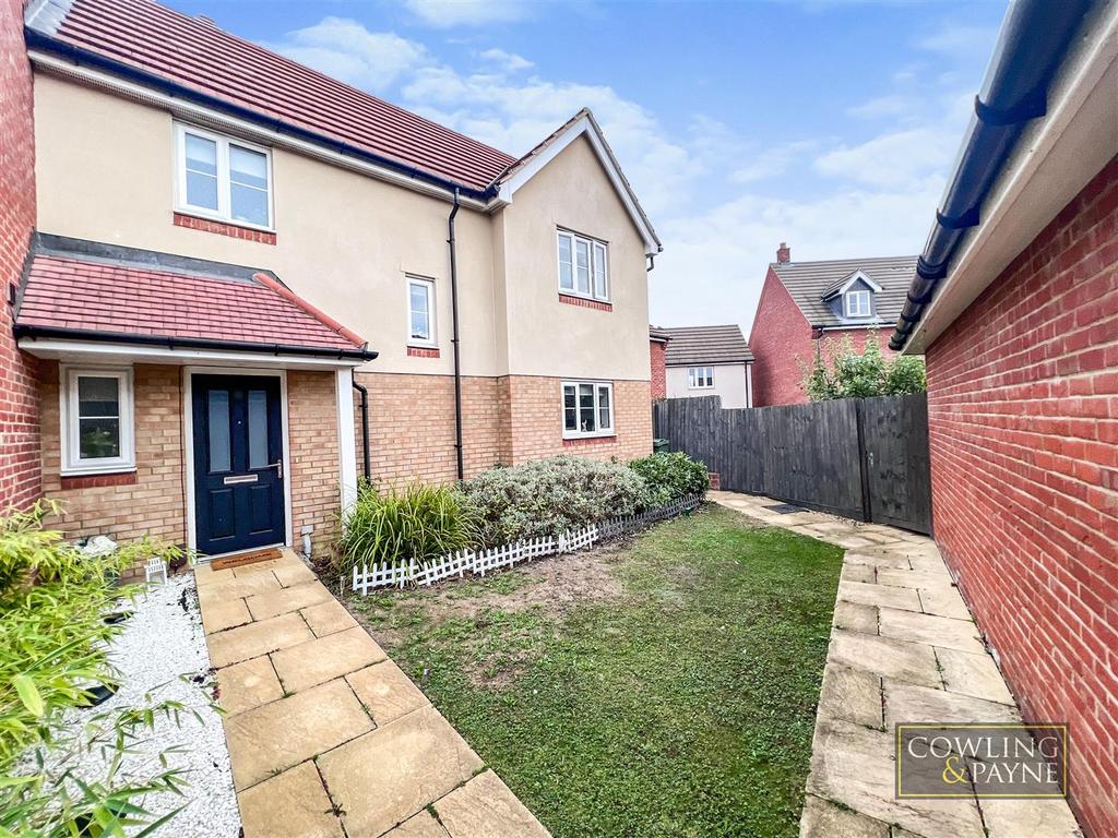 Monarch Close, Wickford 3 bed semidetached house £400,000