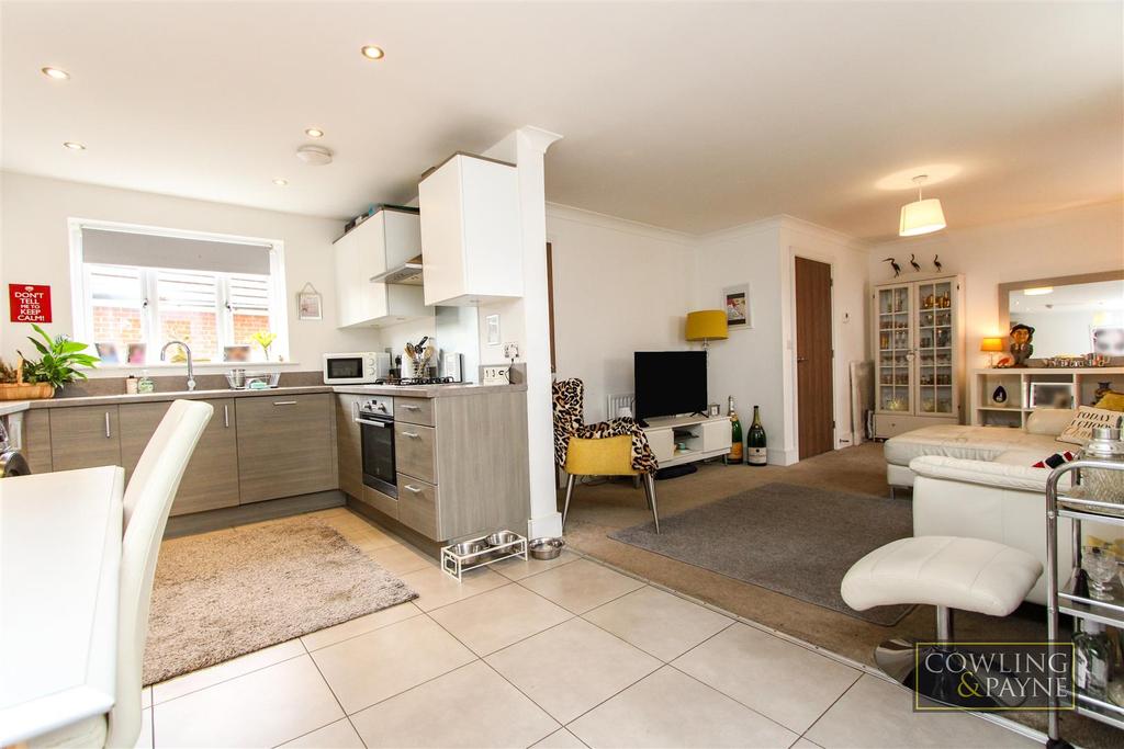 Monarch Close, Wickford 3 bed semidetached house £400,000