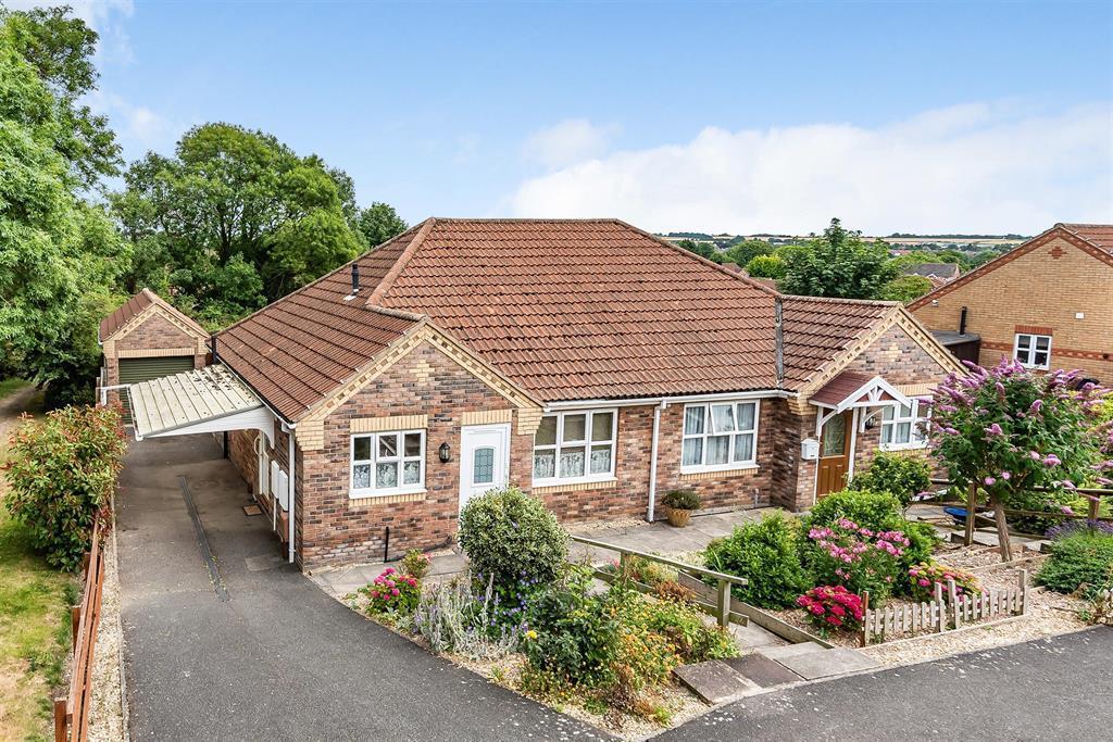 Baggaley Drive, Horncastle, Lincs, LN9 5GE 2 bed semidetached bungalow