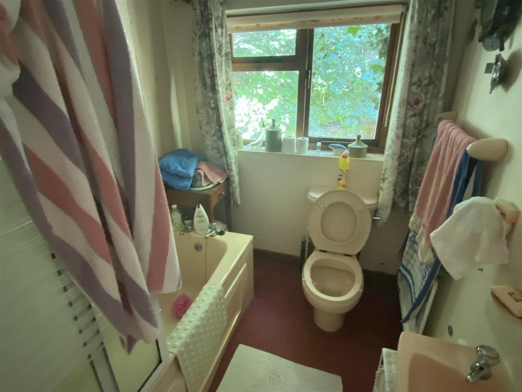 Rear En suite bathroom