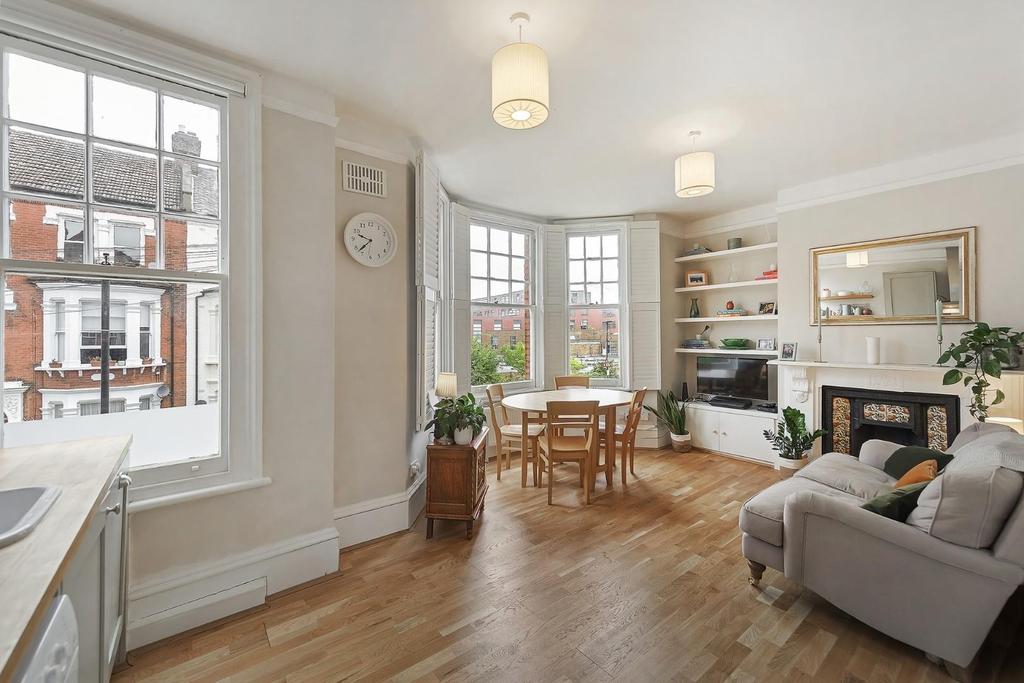Trent Road, SW2 2 bed flat for sale £520,000